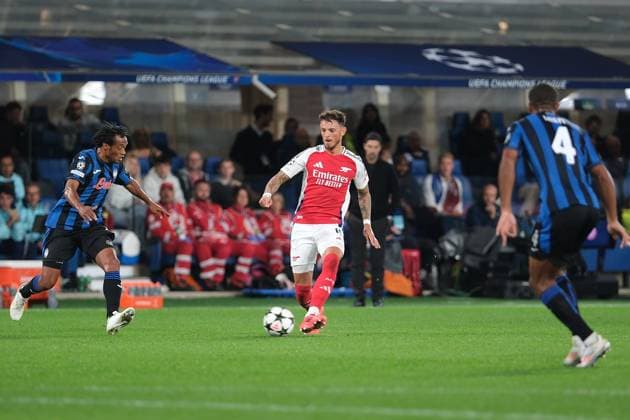 Atalanta BC v Arsenal FC - UEFA Champions League 2024 25 League Phase MD1 Ben White of FC Arsenal carries the ball during the UEFA Champions League 2024 2025 football match between Atalanta BC and Arsenal FC at Gewiss Stadium in Bergamo, Italy, on September 19, 2024. Bergamo Italy Italy  Copyright: xRobertoxTommasinix originalFilename:tommasini-atalanta240919_npkzQ.jpg