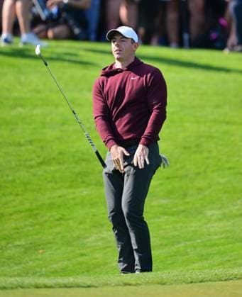 Golf - 2024 BMW PGA, Golf Herren Championship - DP World Tour - First Round - Wentworth - Thursday 19th September 2024. Rory McIlroy - tosses his putter on the 18th and ends the First Round on 5 under. COLORSPORT ASHLEY WESTERN 