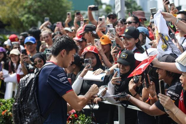 ALBON Alexander (tha), Williams Racing FW46, portrait spectators, fans during the Formula 1 Singapore Grand Prix 2024, 18th round of the 2024 Formula One World Championship, WM, Weltmeisterschaft from September 20 to 22, 2024 on the Marina Bay Circuit, in Singapore, Singapore - F1 - SINGAPORE GRAND PRIX 2024 DPPI Panoramic  240920_R18_SINGAPORE_DP_XB5_6863