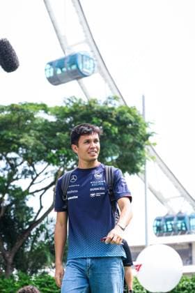 ALBON Alexander (tha), Williams Racing FW46, portrait during the Formula 1 Singapore Grand Prix 2024, 18th round of the 2024 Formula One World Championship, WM, Weltmeisterschaft from September 20 to 22, 2024 on the Marina Bay Circuit, in Singapore, Singapore - F1 - SINGAPORE GRAND PRIX 2024 DPPI Panoramic  240920_R18_SINGAPORE_DP_FGDN4175