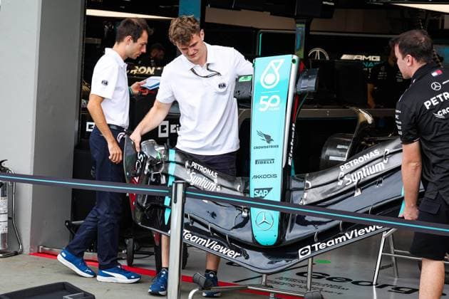 FIA scrutineer checking the front wing of the Mercedes AMG F1 Team W15, mechanical detail during the Formula 1 Singapore Grand Prix 2024, 18th round of the 2024 Formula One World Championship, WM, Weltmeisterschaft from September 20 to 22, 2024 on the Marina Bay Circuit, in Singapore, Singapore - F1 - SINGAPORE GRAND PRIX 2024 DPPI Panoramic  240920_R18_SINGAPORE_DP_FGDN4515