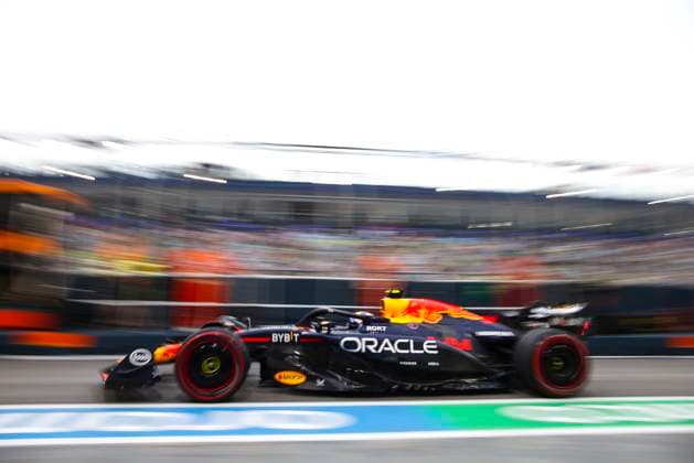 11 PEREZ Sergio (mex), Red Bull Racing RB20, action during the Formula 1 Singapore Grand Prix 2024, 18th round of the 2024 Formula One World Championship, WM, Weltmeisterschaft from September 20 to 22, 2024 on the Marina Bay Circuit, in Singapore, Singapore - F1 - SINGAPORE GRAND PRIX 2024 DPPI Panoramic  240920_R18_SINGAPORE_DP_XB5_9343