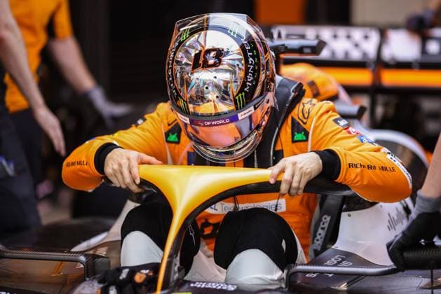 PIASTRI Oscar (aus), McLaren F1 Team MCL38, portrait during the Formula 1 Singapore Grand Prix 2024, 18th round of the 2024 Formula One World Championship, WM, Weltmeisterschaft from September 20 to 22, 2024 on the Marina Bay Circuit, in Singapore, Singapore - F1 - SINGAPORE GRAND PRIX 2024 DPPI Panoramic  240920_R18_SINGAPORE_DP_XB5_9314