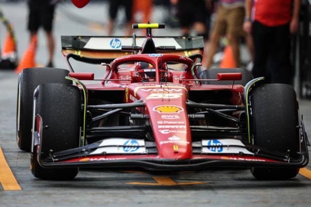 55 SAINZ Carlos (spa), Scuderia Ferrari SF-24, action during the Formula 1 Singapore Grand Prix 2024, 18th round of the 2024 Formula One World Championship, WM, Weltmeisterschaft from September 20 to 22, 2024 on the Marina Bay Circuit, in Singapore, Singapore - F1 - SINGAPORE GRAND PRIX 2024 DPPI Panoramic  240920_R18_SINGAPORE_DP_XB3_9607