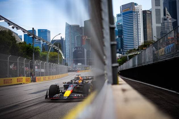 01 VERSTAPPEN Max (nld), Red Bull Racing RB20, action during the Formula 1 Singapore Grand Prix 2024, 18th round of the 2024 Formula One World Championship, WM, Weltmeisterschaft from September 20 to 22, 2024 on the Marina Bay Circuit, in Singapore, Singapore - F1 - SINGAPORE GRAND PRIX 2024 DPPI Panoramic  240920_R18_SINGAPORE_DP_FGDN5126