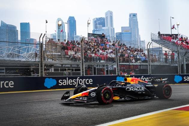 11 PEREZ Sergio (mex), Red Bull Racing RB20, action during the Formula 1 Singapore Grand Prix 2024, 18th round of the 2024 Formula One World Championship, WM, Weltmeisterschaft from September 20 to 22, 2024 on the Marina Bay Circuit, in Singapore, Singapore - F1 - SINGAPORE GRAND PRIX 2024 DPPI Panoramic  240920_R18_SINGAPORE_DP_FGDN5738