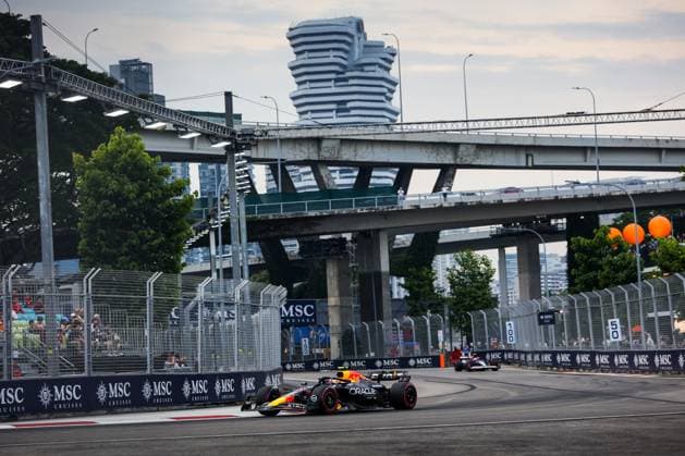 11 PEREZ Sergio (mex), Red Bull Racing RB20, action during the Formula 1 Singapore Grand Prix 2024, 18th round of the 2024 Formula One World Championship, WM, Weltmeisterschaft from September 20 to 22, 2024 on the Marina Bay Circuit, in Singapore, Singapore - F1 - SINGAPORE GRAND PRIX 2024 DPPI Panoramic  240920_R18_SINGAPORE_DP_AV6_3720