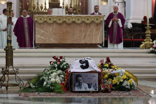 Bilder des Jahres 2024, Sport 09 September Sport Themen der Woche KW38 Sport Bilder des Tages Feretro di Toto schillaci arriva in cattedrale folla commossa applausi dei tifosi del Palermo - Funerali di Tot& xf2; Schillaci in cattedrale a Palermo, Venerdi 20 Settembre 2024 (Foto Alberto Lo Bianco Lapresse) coffin of Toto Schillaci arrives in the cathedral, the crowd is moved by the applause of the Palermo fans , Funeral of Tot& xf2; Schillaci in the cathedral in Palermo, Friday, Sept. 20, 2024 (Photo Alberto Lo Bianco Lapresse)  Copyright: xAlbertoxLoxBianco Lapressex