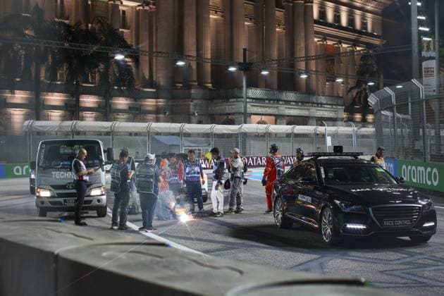 Marshal, workers, solder during the Formula 1 Singapore Grand Prix 2024, 18th round of the 2024 Formula One World Championship, WM, Weltmeisterschaft from September 20 to 22, 2024 on the Marina Bay Circuit, in Singapore, Singapore - F1 - SINGAPORE GRAND PRIX 2024 DPPI Panoramic  240920_R18_SINGAPORE_DP_XB3_9383