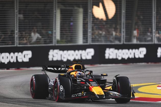 01 VERSTAPPEN Max (nld), Red Bull Racing RB20, action during the Formula 1 Singapore Grand Prix 2024, 18th round of the 2024 Formula One World Championship, WM, Weltmeisterschaft from September 20 to 22, 2024 on the Marina Bay Circuit, in Singapore, Singapore - F1 - SINGAPORE GRAND PRIX 2024 DPPI Panoramic  240920_R18_SINGAPORE_DP_AV3_9439