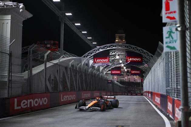 81 PIASTRI Oscar (aus), McLaren F1 Team MCL38, action during the Formula 1 Singapore Grand Prix 2024, 18th round of the 2024 Formula One World Championship, WM, Weltmeisterschaft from September 20 to 22, 2024 on the Marina Bay Circuit, in Singapore, Singapore - F1 - SINGAPORE GRAND PRIX 2024 DPPI Panoramic  240920_R18_SINGAPORE_DP_XB5_9720