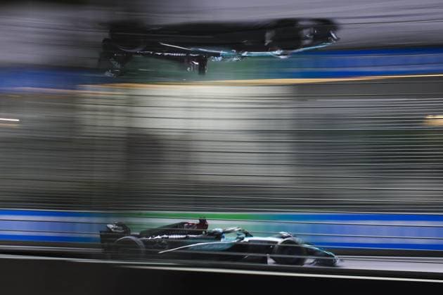 63 RUSSELL George (gbr), Mercedes AMG F1 Team W15, action during the Formula 1 Singapore Grand Prix 2024, 18th round of the 2024 Formula One World Championship, WM, Weltmeisterschaft from September 20 to 22, 2024 on the Marina Bay Circuit, in Singapore, Singapore - F1 - SINGAPORE GRAND PRIX 2024 DPPI Panoramic  240920_R18_SINGAPORE_DP_XB3_9528