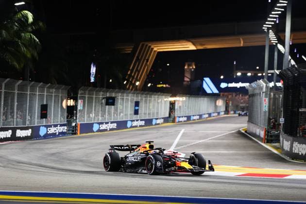 01 VERSTAPPEN Max (nld), Red Bull Racing RB20, action during the Formula 1 Singapore Grand Prix 2024, 18th round of the 2024 Formula One World Championship, WM, Weltmeisterschaft from September 20 to 22, 2024 on the Marina Bay Circuit, in Singapore, Singapore - F1 - SINGAPORE GRAND PRIX 2024 DPPI Panoramic  240920_R18_SINGAPORE_DP_AV6_4006