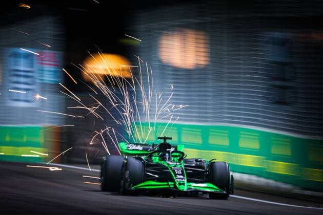 77 BOTTAS Valtteri (fin), Stake F1 Team Kick Sauber C44, action during the Formula 1 Singapore Grand Prix 2024, 18th round of the 2024 Formula One World Championship, WM, Weltmeisterschaft from September 20 to 22, 2024 on the Marina Bay Circuit, in Singapore, Singapore - F1 - SINGAPORE GRAND PRIX 2024 DPPI Panoramic  240920_R18_SINGAPORE_DP_AV3_9526