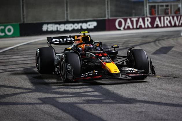 11 PEREZ Sergio (mex), Red Bull Racing RB20, action during the Formula 1 Singapore Grand Prix 2024, 18th round of the 2024 Formula One World Championship, WM, Weltmeisterschaft from September 20 to 22, 2024 on the Marina Bay Circuit, in Singapore, Singapore - F1 - SINGAPORE GRAND PRIX 2024 DPPI Panoramic  240920_R18_SINGAPORE_DP_XB3_9473A