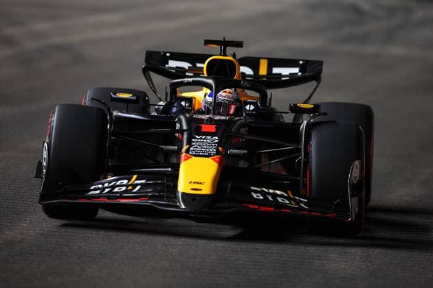 01 VERSTAPPEN Max (nld), Red Bull Racing RB20, action during the Formula 1 Singapore Grand Prix 2024, 18th round of the 2024 Formula One World Championship, WM, Weltmeisterschaft from September 20 to 22, 2024 on the Marina Bay Circuit, in Singapore, Singapore - F1 - SINGAPORE GRAND PRIX 2024 DPPI Panoramic  240920_R18_SINGAPORE_DP_XB3_9582A