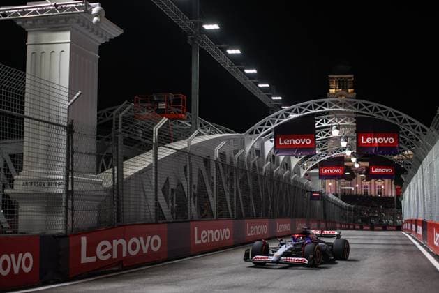 03 RICCIARDO Daniel (aus), Visa Cash App RB F1 Team VCARB 01, action during the Formula 1 Singapore Grand Prix 2024, 18th round of the 2024 Formula One World Championship, WM, Weltmeisterschaft from September 20 to 22, 2024 on the Marina Bay Circuit, in Singapore, Singapore - F1 - SINGAPORE GRAND PRIX 2024 DPPI Panoramic  240920_R18_SINGAPORE_DP_XB5_9764