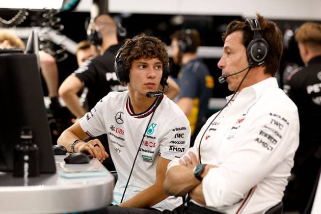 KIMI ANTONELLI Andrea (ita), Junior Driver of Mercedes AMG F1 Team, portrait WOLFF Toto (aut), Team Principal & CEO of Mercedes AMG F1 Team, portrait during the Formula 1 Singapore Grand Prix 2024, 18th round of the 2024 Formula One World Championship, WM, Weltmeisterschaft from September 20 to 22, 2024 on the Marina Bay Circuit, in Singapore, Singapore - F1 - SINGAPORE GRAND PRIX 2024 DPPI Panoramic  240920_R18_SINGAPORE_DP_F12024GP18SIN_JK552215