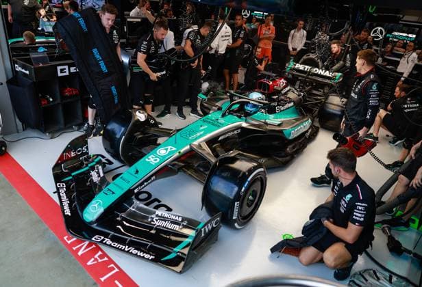RUSSELL George (gbr), Mercedes AMG F1 Team W15, portrait box mechanic, mecanicien, mechanics during the Formula 1 Singapore Grand Prix 2024, 18th round of the 2024 Formula One World Championship, WM, Weltmeisterschaft from September 20 to 22, 2024 on the Marina Bay Circuit, in Singapore, Singapore - F1 - SINGAPORE GRAND PRIX 2024 DPPI Panoramic  240920_R18_SINGAPORE_DP_F12024GP18SIN_JK552827