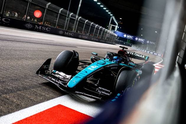 63 RUSSELL George (gbr), Mercedes AMG F1 Team W15, action during the Formula 1 Singapore Grand Prix 2024, 18th round of the 2024 Formula One World Championship, WM, Weltmeisterschaft from September 20 to 22, 2024 on the Marina Bay Circuit, in Singapore, Singapore - F1 - SINGAPORE GRAND PRIX 2024 DPPI Panoramic  240920_R18_SINGAPORE_DP_F12024GP18SIN_JK555667_1