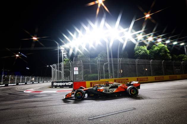 04 NORRIS Lando (gbr), McLaren F1 Team MCL38, action during the Formula 1 Singapore Grand Prix 2024, 18th round of the 2024 Formula One World Championship, WM, Weltmeisterschaft from September 20 to 22, 2024 on the Marina Bay Circuit, in Singapore, Singapore - F1 - SINGAPORE GRAND PRIX 2024 DPPI Panoramic  240920_R18_SINGAPORE_DP_FGDN6398
