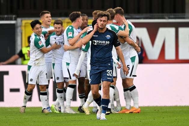 Paderborn, Home Deluxe Arena, 20 09 24, GER, Herren, 2 Bundesliga, Saison 2024 2025, SC Paderborn 07 Hannover 96 Bild BartÅomiej WDOWIK Hannover jubilates after his goal for 1 1 Aaron ZEHNTER Paderborn is frustrated Only for editorial use DFL regulations prohibit any use of photographs as image sequences and or quasi video NRW Germany