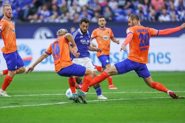 20 09 2024, Football, Season 2024 2025, 2 Bundesliga, Matchday 5, FC Schalke 04 SV Darmstadt 98, v l Amin Younes FC Schalke 04 , Aleksander Vukotic SV Darmstadt 98 Gelsenkirchen Veltins Arena NRW Germany xRHR PHOTO TRx Copyright: TimxRehbein RHR-FOTOx RHR-FOTO TR