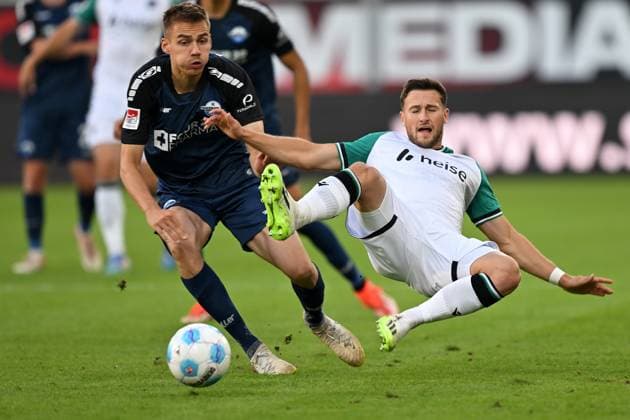 Paderborn, Home Deluxe Arena, 20 09 24, GER, Herren, 2 Bundesliga, Saison 2024 2025, SC Paderborn 07 Hannover 96 Bild v li im Zweikampf Filip BILBIJA Paderborn und Enzo LEOPOLD Hannover Only for editorial use DFL regulations prohibit any use of photographs as image sequences and or quasi video NRW Deutschland
