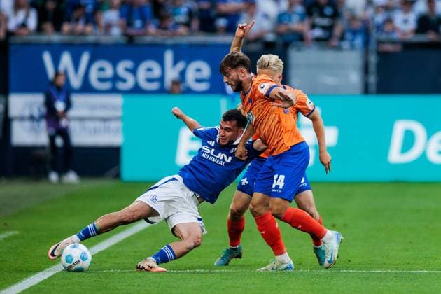 2 Soccer Bundesliga FC Schalke 04 SV Darmstadt 98 20 09 2024 duel Mehmen Can Aydin Schalke 04, 23 , Killian Julian Corredor SV Darmstadt 98, 34 2 Soccer Bundesliga FC Schalke 04 SV Darmstadt 98 Gelsenkirchen, VELTINS Arena am 20 09 2024 DFL REGULATIONS PROHIBIT ANY USE OF PHOTOGRAPHS AS IMAGE SEQUENCES AND OR QUASI VIDEO Copyright: xBEAUTIFULxSPORTS Wunderlx