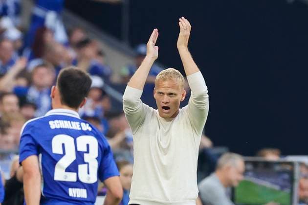 Coach Karel Geraerts FC Schalke 04 cheers, 2 Bundesliga, FC Schalke 04 vs SV Darmstadt 98, Veltins Arena on September 20, 2024 in Gelsenkirchen, Germany Photo by Marco Steinbrenner DeFodi Images Coach Karel Geraerts FC Schalke 04 cheers, 2 Bundesliga, FC Schalke 04 vs SV Darmstadt 98, Veltins Arena, September 20, 2024 in Gelsenkirchen, Germany Photo by Marco Steinbrenner DeFodi Images DFB DFL REGULATIONS PROHIBIT ANY USE OF PHOTOGRAPHS AS IMAGE SEQUENCES AND OR QUASI VIDEO Defodi 700 schalke darm 20240920 042 Defodi-700 DFB DFL REGULATIONS PROHIBIT ANY USE OF PHOTOGRAPHS AS IMAGE SEQUENCES AND OR QUASI-VIDEO.