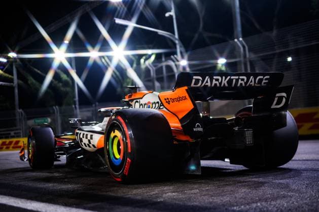 81 PIASTRI Oscar (aus), McLaren F1 Team MCL38, action during the Formula 1 Singapore Grand Prix 2024, 18th round of the 2024 Formula One World Championship, WM, Weltmeisterschaft from September 20 to 22, 2024 on the Marina Bay Circuit, in Singapore, Singapore - F1 - SINGAPORE GRAND PRIX 2024 DPPI Panoramic  240920_R18_SINGAPORE_DP_FGDN6853