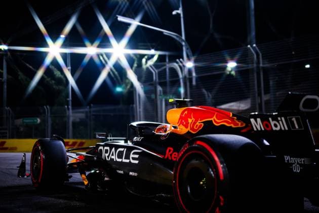 11 PEREZ Sergio (mex), Red Bull Racing RB20, action during the Formula 1 Singapore Grand Prix 2024, 18th round of the 2024 Formula One World Championship, WM, Weltmeisterschaft from September 20 to 22, 2024 on the Marina Bay Circuit, in Singapore, Singapore - F1 - SINGAPORE GRAND PRIX 2024 DPPI Panoramic  240920_R18_SINGAPORE_DP_FGDN6944