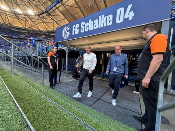 Gelsenkirchen, 20 09 24, Coach Karel Geraerts FC Schalke 04 before the 2 Bundesliga match between FC Schalke 04 and SV Darmstadt 98, DFB DFL REGULATIONS PROHIBIT ANY USE OF PHOTOGRAPHS AS IMAGE SEQUENCES AND OR QUASI VIDEO Copyright: HMBxMedia JoachimxBywaletz