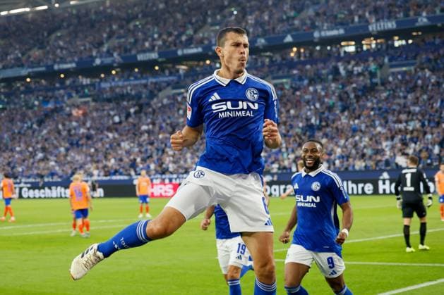 Gelsenkirchen, 20 09 24, Ron Schallenberg FC Schalke 04 celebrates his goal for 3 0 during the 2 Bundesliga match between FC Schalke 04 and SV Darmstadt 98, DFB DFL REGULATIONS PROHIBIT ANY USE OF PHOTOGRAPHS AS IMAGE SEQUENCES AND OR QUASI VIDEO Copyright: HMBxMedia JoachimxBywaletz