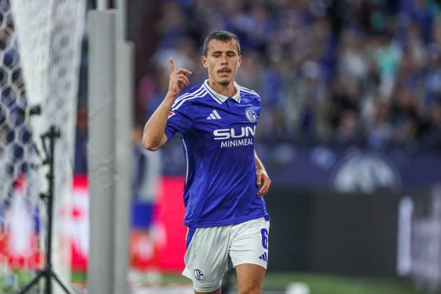 20 09 2024, Football, Season 2024 2025, 2 Bundesliga, Matchday 5, FC Schalke 04 SV Darmstadt 98, Ron Schallenberg FC Schalke 04 cheers after his goal for 3 to 0 Gelsenkirchen Veltins Arena NRW Germany xRHR PHOTO TRx Copyright: TimxRehbein RHR-FOTOx RHR-FOTO TR
