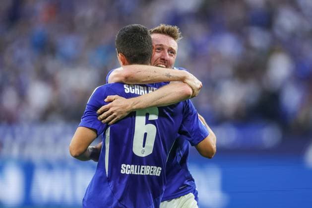20 09 2024, Football, Season 2024 2025, 2 Bundesliga, Matchday 5, FC Schalke 04 SV Darmstadt 98, f l Ron Schallenberg FC Schalke 04 , Tobias Mohr FC Schalke 04 cheer Gelsenkirchen Veltins Arena NRW Germany xRHR PHOTO TRx Copyright: TimxRehbein RHR-FOTOx RHR-FOTO TR