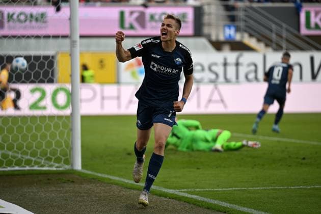Paderborn, Home Deluxe Arena, 20 09 24, GER, Herren, 2 Bundesliga, Saison 2024 2025, SC Paderborn 07 Hannover 96 Bild Filip BILBIJA Paderborn cheers after the goal to 1 0 by Koen KOSTONS Paderborn Only for editorial use DFL regulations prohibit any use of photographs as image sequences and or quasi video NRW Germany