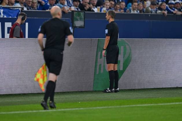 20 09 2024, Football, 2 Bundesliga, Matchday 29 Season 2024 2025, FC Schalke 04 SV Darmstadt, Referee Florian Heft looks at the scene Gelsenkirchen Veltins Arena North Rhine-Westphalia Germany xRHR PHOTO TKx Copyright: RHR-FOTOx RHR-FOTO TK
