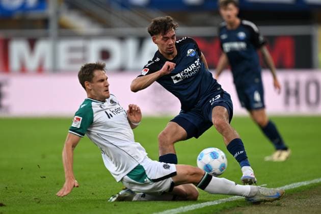Paderborn, Home Deluxe Arena, 20 09 24, GER, Herren, 2 Bundesliga, Saison 2024 2025, SC Paderborn 07 Hannover 96 Bild v li im Zweikampf Max CHRISTIANSEN Hannover und Aaron ZEHNTER Paderborn Only for editorial use DFL regulations prohibit any use of photographs as image sequences and or quasi video NRW Deutschland