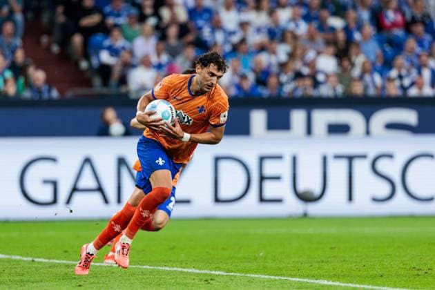 2 Soccer Bundesliga FC Schalke 04 SV Darmstadt 98 20 09 2024 Fraser Hornby SV Darmstadt 98, 9 grabs the ball after a successful penalty kick for 3 1 2 Soccer Bundesliga FC Schalke 04 SV Darmstadt 98 Gelsenkirchen, VELTINS Arena on 20 09 2024 DFL REGULATIONS PROHIBIT ANY USE OF PHOTOGRAPHS AS IMAGE SEQUENCES AND OR QUASI VIDEO Copyright: xBEAUTIFULxSPORTS Wunderlx