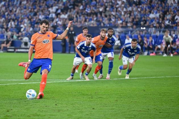 20 09 2024, Football, 2 Bundesliga, Matchday 29 Season 2024 2025, FC Schalke 04 SV Darmstadt, Fraser Hornby SV Darmstadt 98 scores the goal to make it 1-3 for Darmstadt from the penalty spot Gelsenkirchen Veltins Arena Nordrhein Westfalen Germany xRHR PHOTO TKx Copyright: RHR-FOTOx RHR-FOTO TK