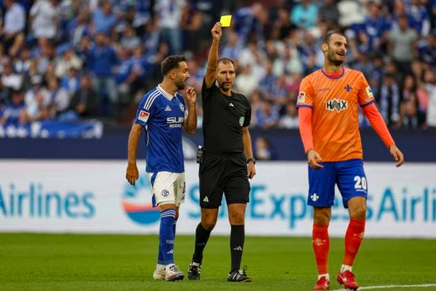 Gelsenkirchen, Germany, 20 09 24 Aleksandar Vukotic SV Darmstadt 98 receives a yellow card from Florian Heft during the 2 Bundesliga match between FC Schalke 04 and SV Darmstadt 98 at the Veltins Arena Gelsenkirchen Veltins Arena North Rhine Westphalia Germany Copyright: xBrauer-Fotoagenturx xAdrianxSchlx