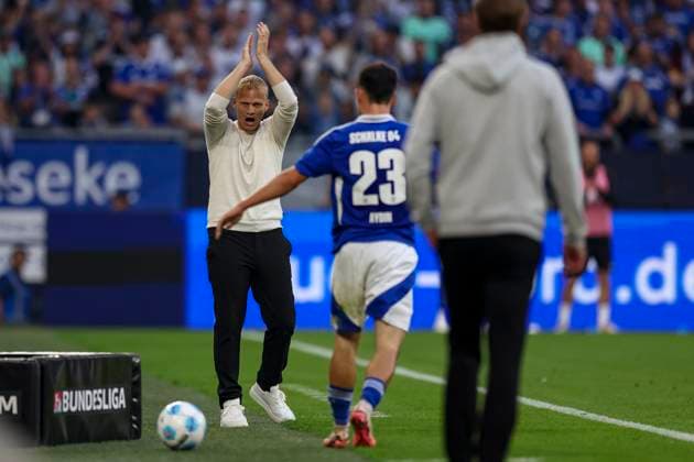 Gelsenkirchen, Germany, 20 09 24 Coach Karel Geraerts FC Schalke 04 gestures, gestures during the 2 Bundesliga match between FC Schalke 04 vs SV Darmstadt 98 at the Veltins Arena Gelsenkirchen Veltins Arena North Rhine Westphalia Germany Copyright: xBrauer-Fotoagenturx xAdrianxSchlx