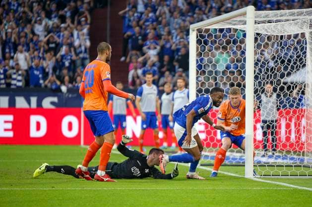 Gelsenkirchen, Germany, 20 09 24 Moussa Sylla FC Schalke 04 celebrates after scoring the 2-0 goal during the Bundesliga 2 match between FC Schalke 04 and SV Darmstadt 98 at the Veltins Arena Gelsenkirchen Veltins Arena North Rhine Westphalia Germany Copyright: xBrauer-Fotoagenturx xAdrianxSchlx