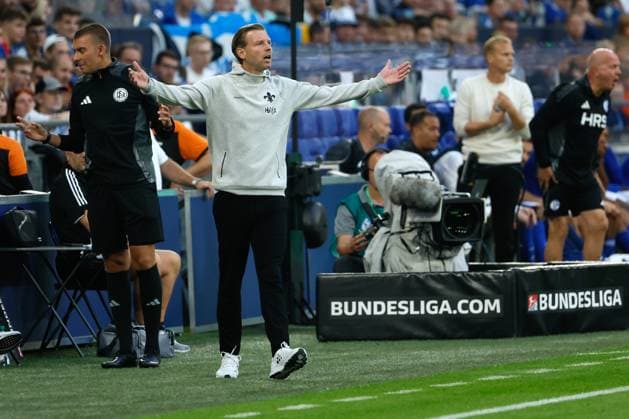 Gelsenkirchen, 20 09 24, Head coach Florian Kohfeldt SV Darmstadt 98 during the 2 Bundesliga match between FC Schalke 04 and SV Darmstadt 98, DFB DFL REGULATIONS PROHIBIT ANY USE OF PHOTOGRAPHS AS IMAGE SEQUENCES AND OR QUASI VIDEO Copyright: HMBxMedia JoachimxBywaletz