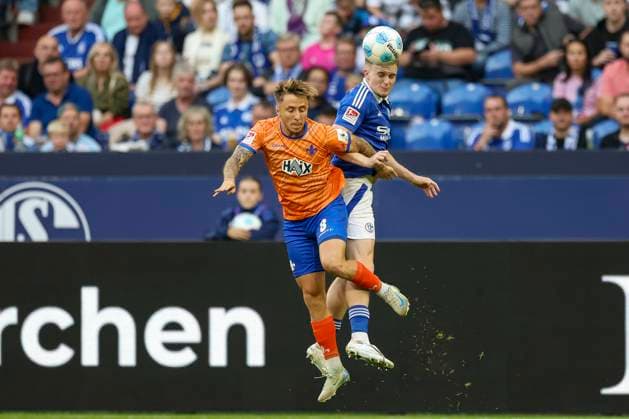 Gelsenkirchen, Germany, 20 09 24 Derry John Murkin FC Schalke 04 and Luca Marseiler SV Darmstadt 98 fighting for the ball during the 2 Bundesliga match between FC Schalke 04 and SV Darmstadt 98 at the Veltins Arena Gelsenkirchen Veltins Arena North Rhine Westphalia Germany Copyright: xBrauer-Fotoagenturx xAdrianxSchlx