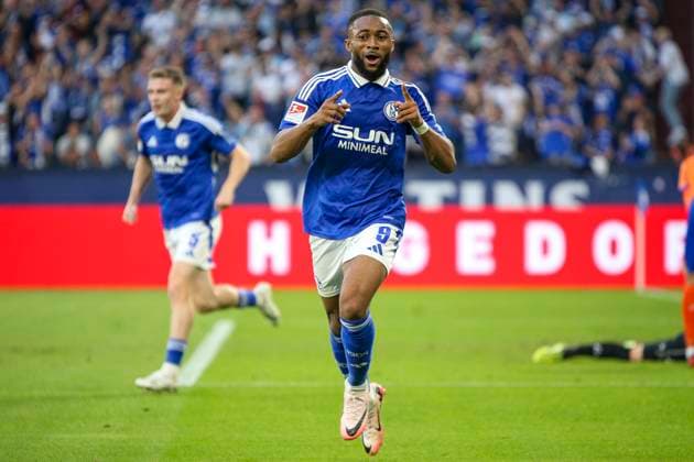 Gelsenkirchen, Germany, 20 09 24 Moussa Sylla FC Schalke 04 celebrates after scoring the 2-0 goal during the Bundesliga 2 match between FC Schalke 04 and SV Darmstadt 98 at the Veltins Arena Gelsenkirchen Veltins Arena North Rhine Westphalia Germany Copyright: xBrauer-Fotoagenturx xAdrianxSchlx