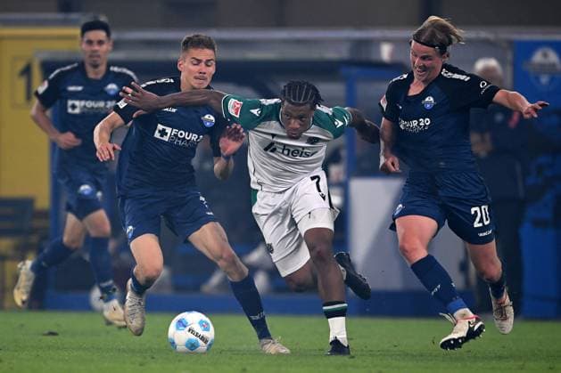 Paderborn, Home Deluxe Arena, 20 09 24, GER, Herren, 2 Bundesliga, Saison 2024 2025, SC Paderborn 07 Hannover 96 Bild v li im Zweikampf Filip BILBIJA Paderborn , Jessic NGANKAM Hannover und Felix GOETZE Paderborn Only for editorial use DFL regulations prohibit any use of photographs as image sequences and or quasi video NRW Deutschland