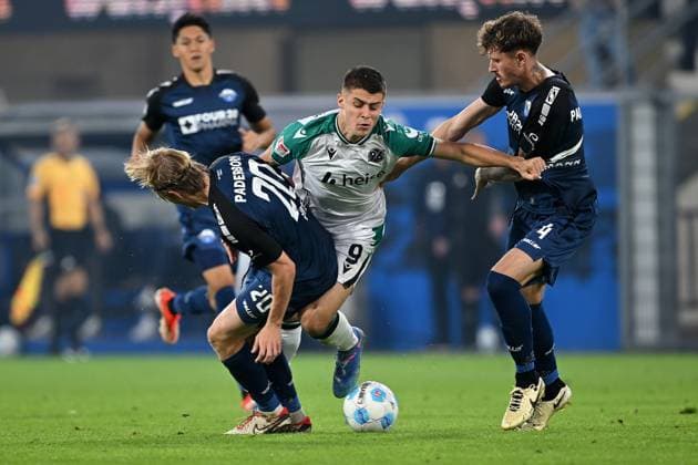 Paderborn, Home Deluxe Arena, 20 09 24, GER, Herren, 2 Bundesliga, Saison 2024 2025, SC Paderborn 07 Hannover 96 Bild v li im Zweikampf Felix GOETZE Paderborn , Nicolo TRESOLDI Hannover und Calvin BRACKELMANN Paderborn Only for editorial use DFL regulations prohibit any use of photographs as image sequences and or quasi video NRW Deutschland