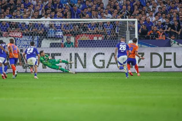 20 09 2024, Football, Season 2024 2025, 2 Bundesliga, Matchday 5, FC Schalke 04 SV Darmstadt 98, Fraser Hornby SV Darmstadt 98 scores the goal to make it 3 - 1 from the penalty spot Gelsenkirchen Veltins Arena NRW Germany xRHR PHOTO TRx Copyright: TimxRehbein RHR-FOTOx RHR-FOTO TR